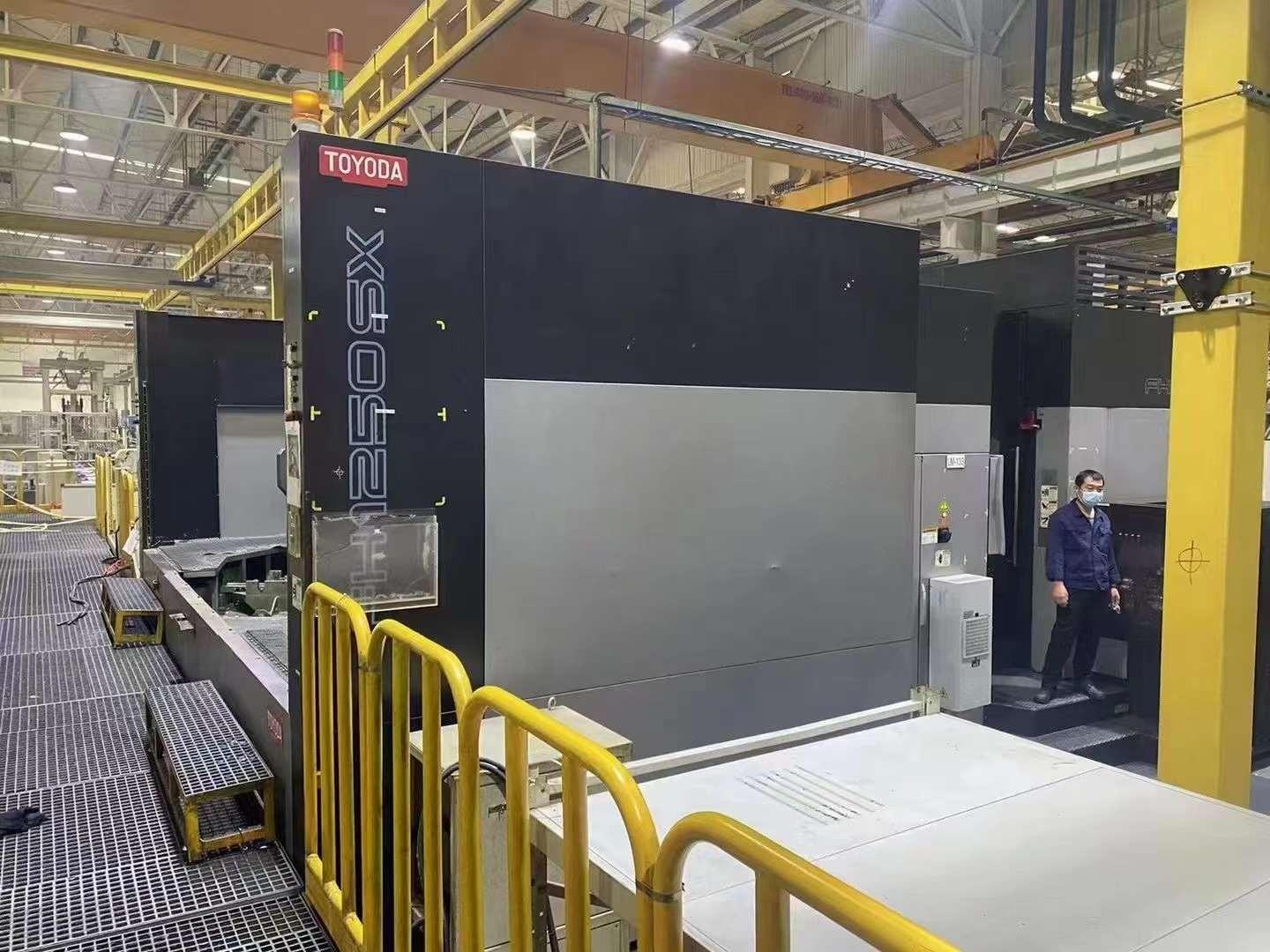 Horizontal machining center