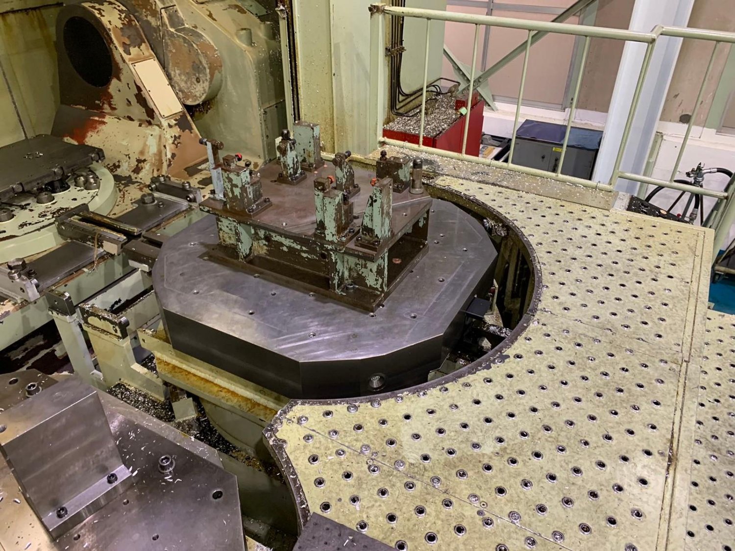 Horizontal machining center