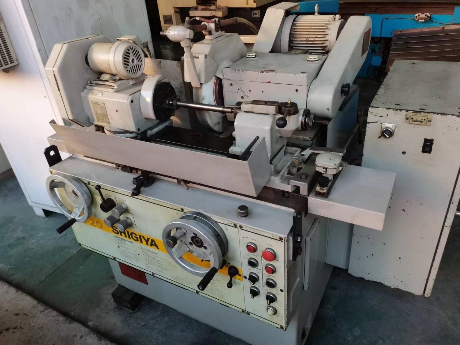 Cylindrical grinding machine