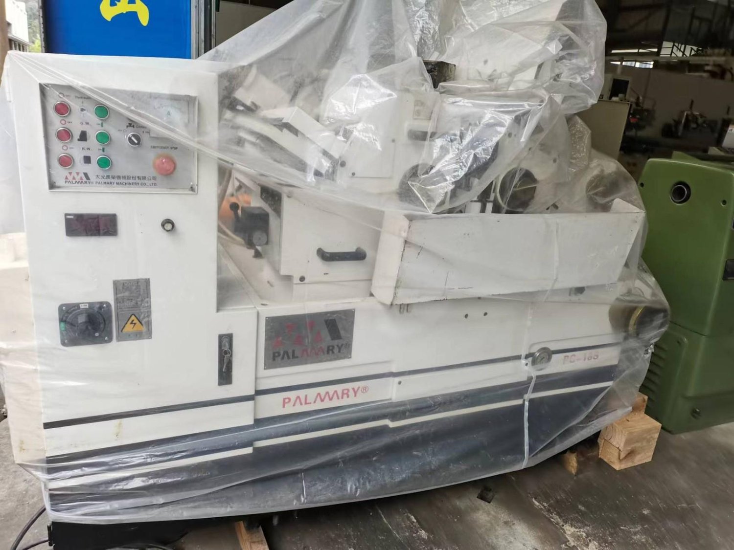 Centerless grinding machine
