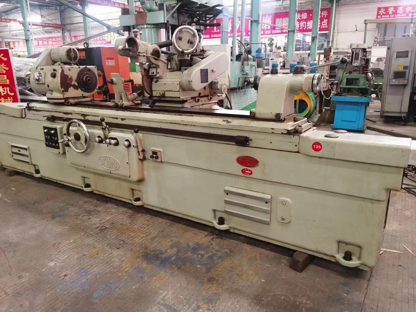 Universal cylindrical grinding machine