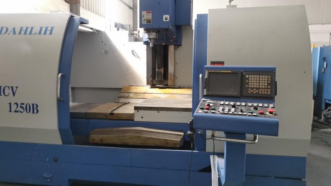 Vertical machining center