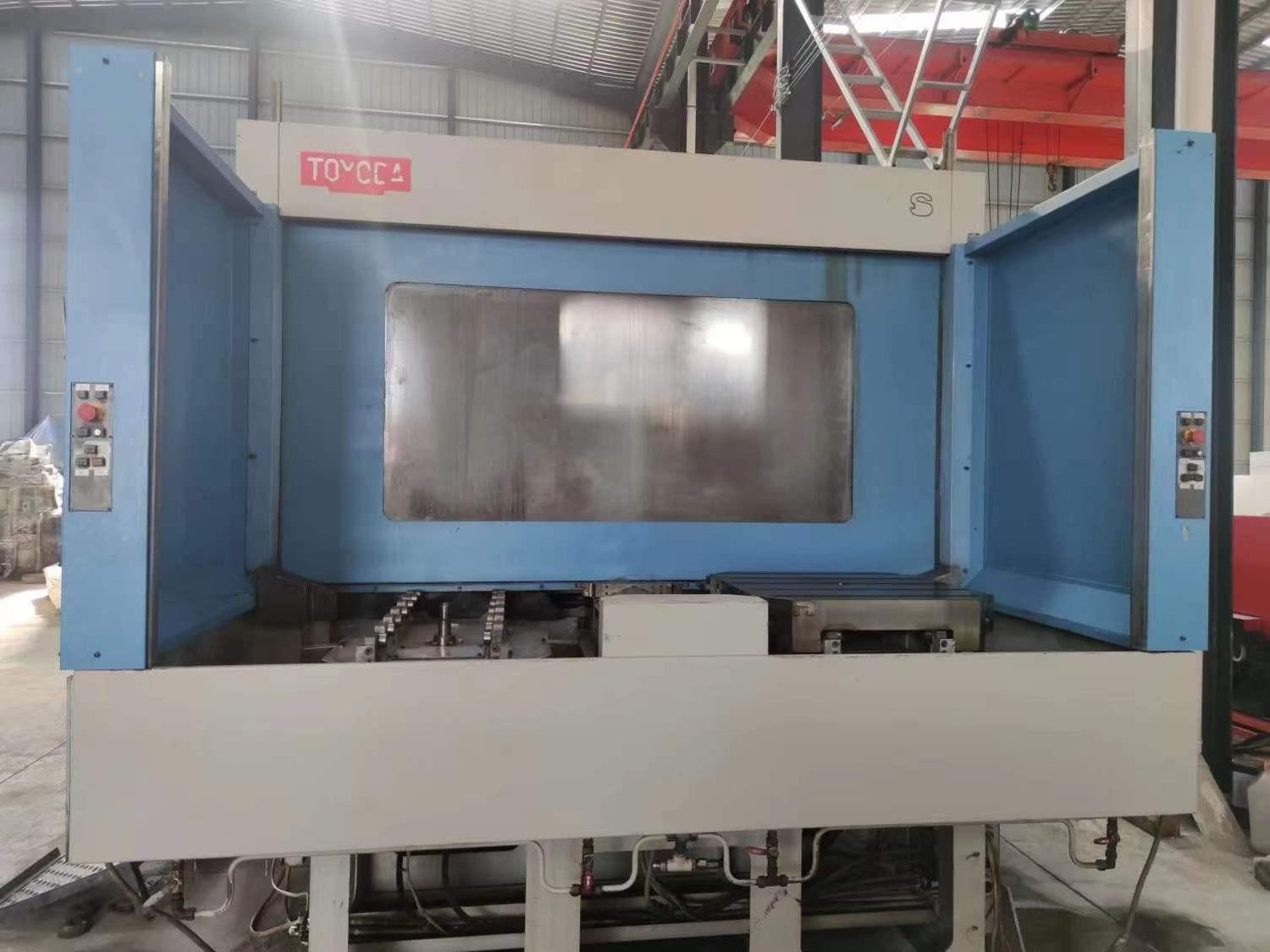 Horizontal machining center