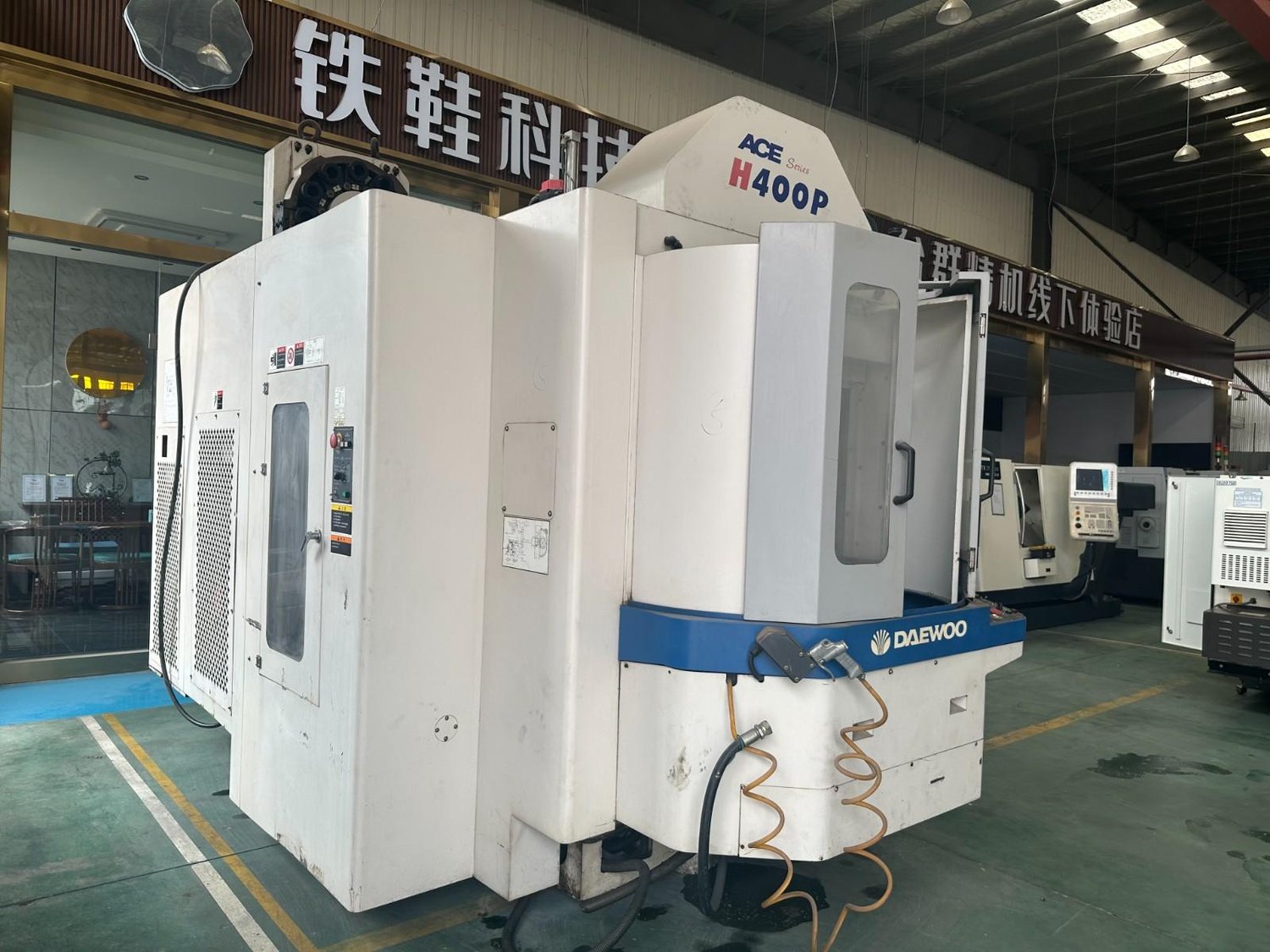 Horizontal machining center