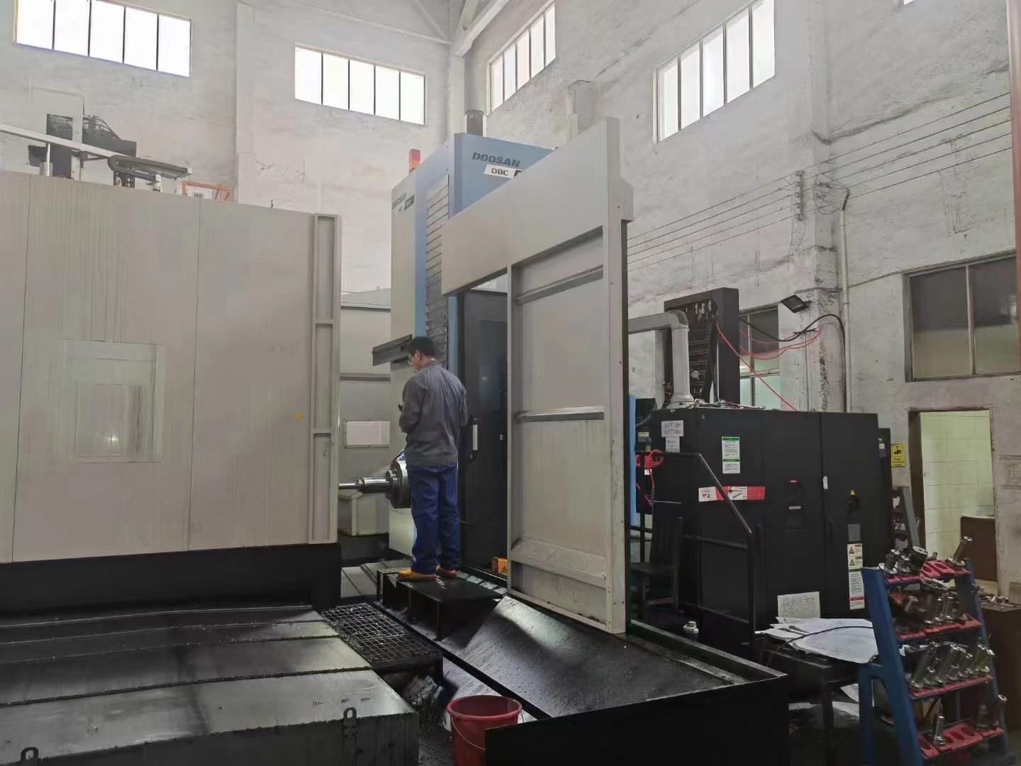 Horizontal boring and milling machining center