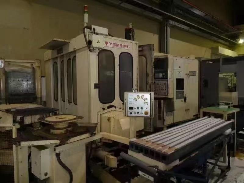 Horizontal machining center