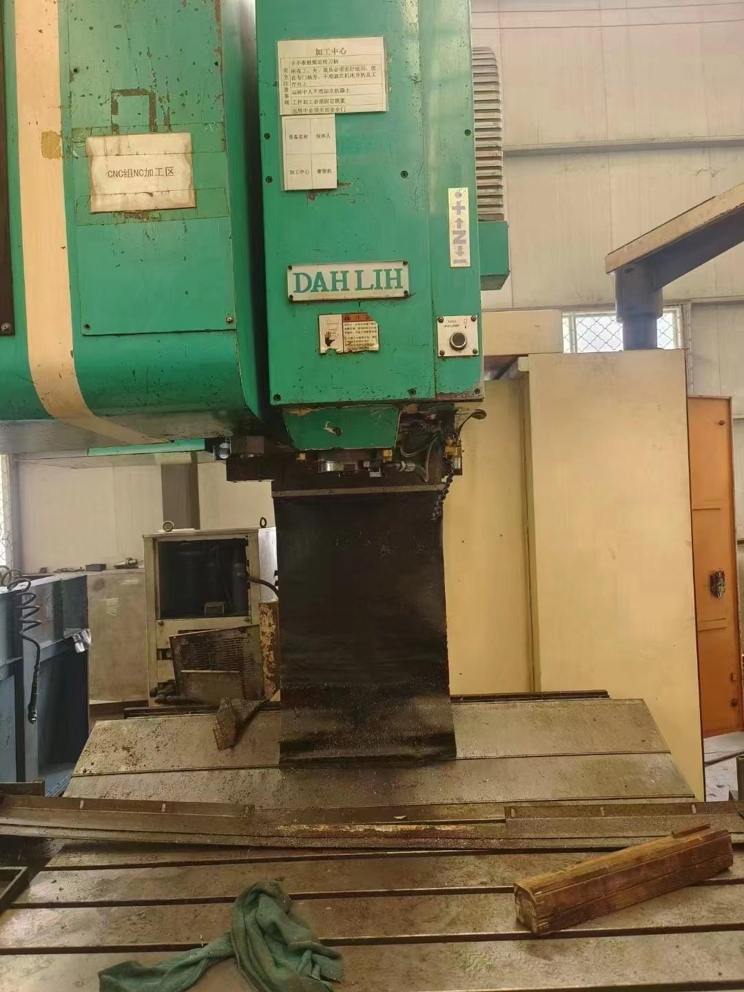 Vertical machining center