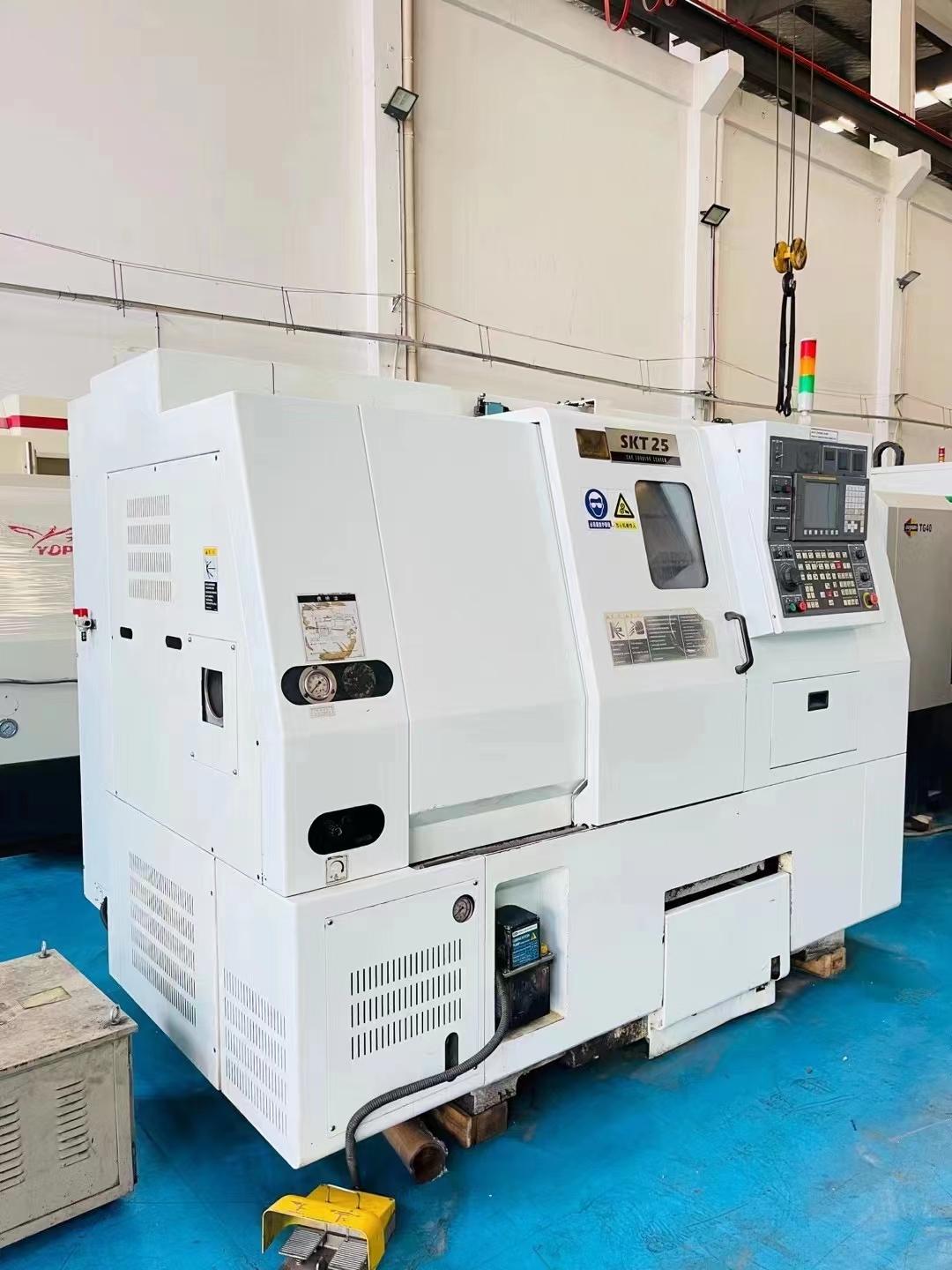 CNC lathe with inclined rail