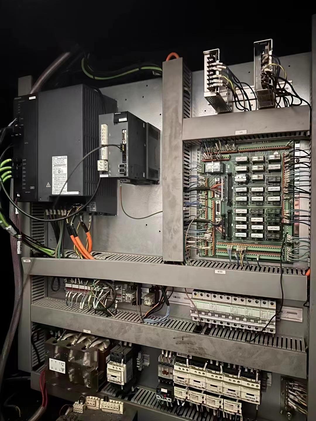 Vertical machining center