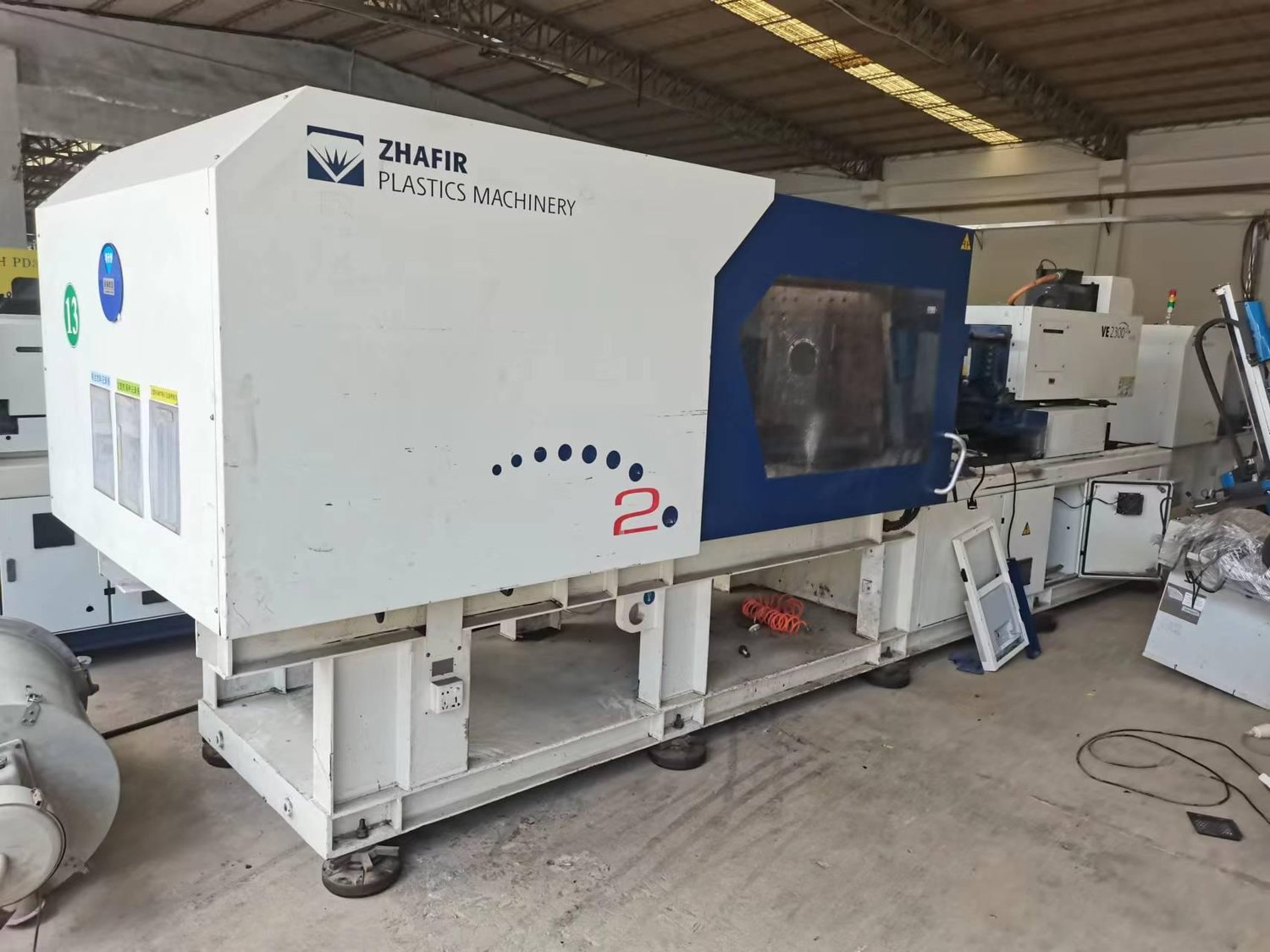 Plastic injection machine