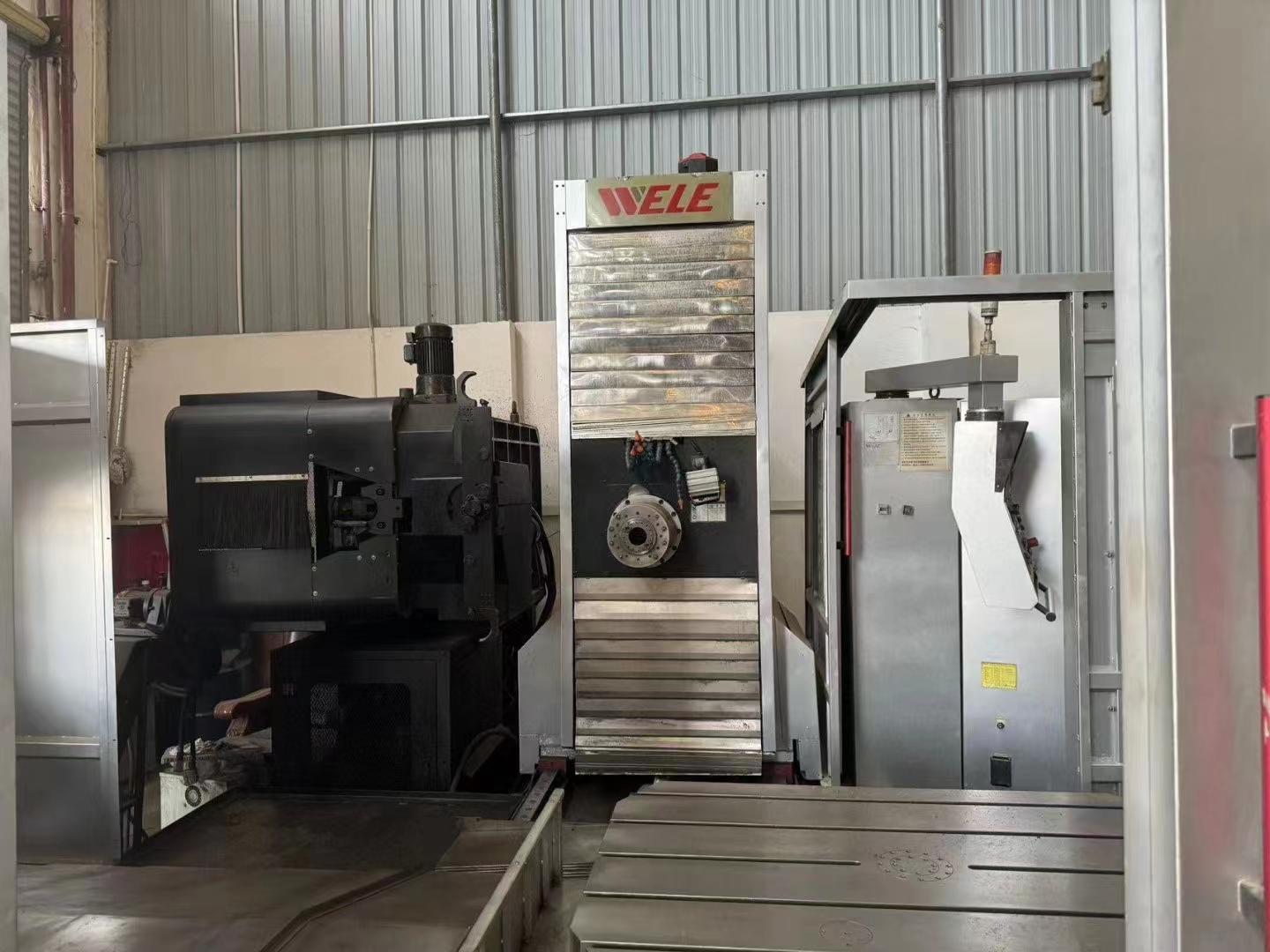 Horizontal boring and milling machining center