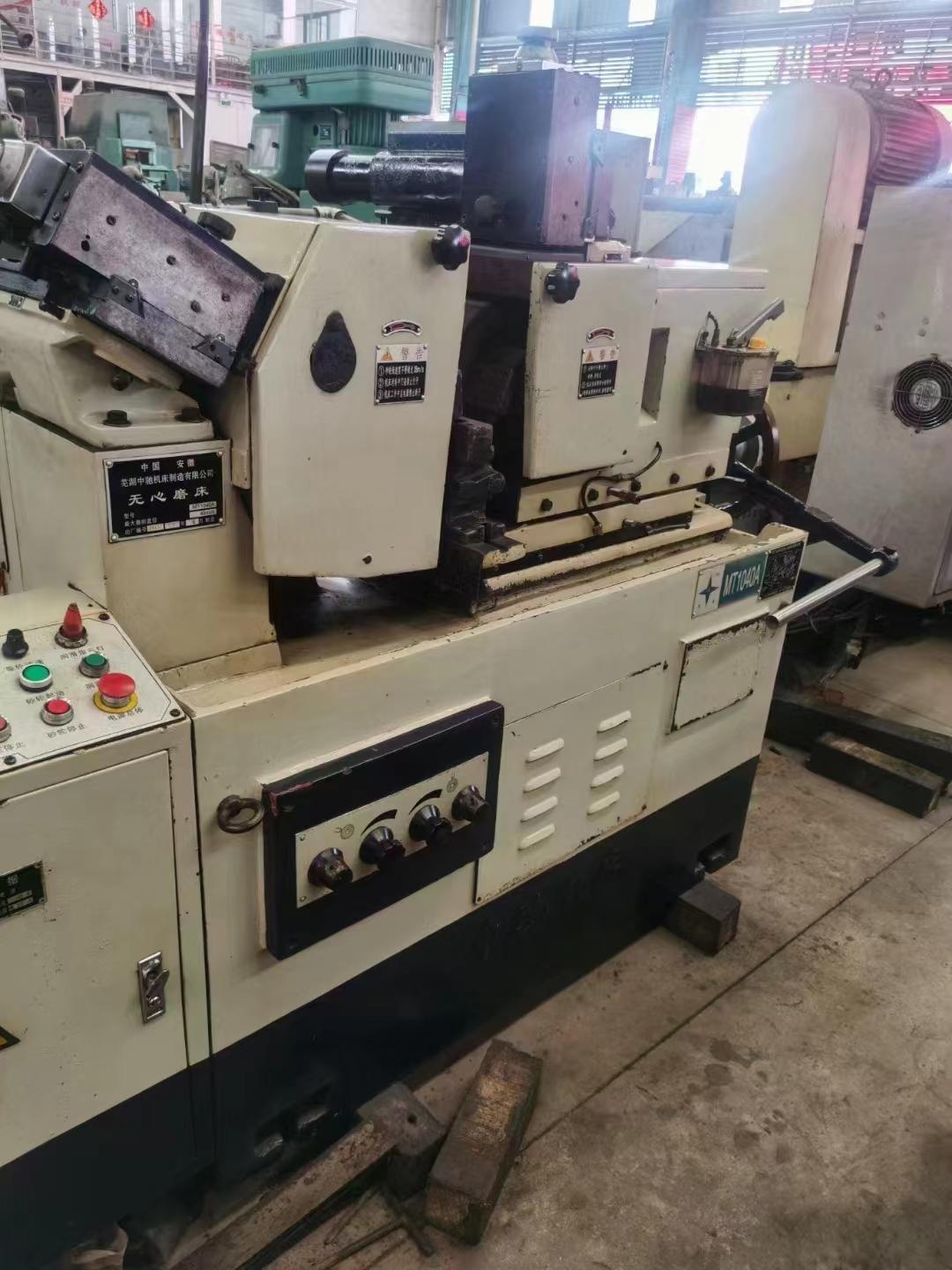 Centerless grinding machine
