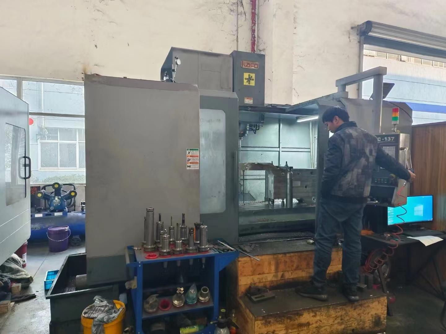 Vertical machining center