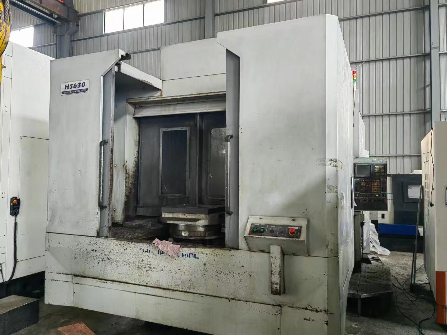 Horizontal machining center