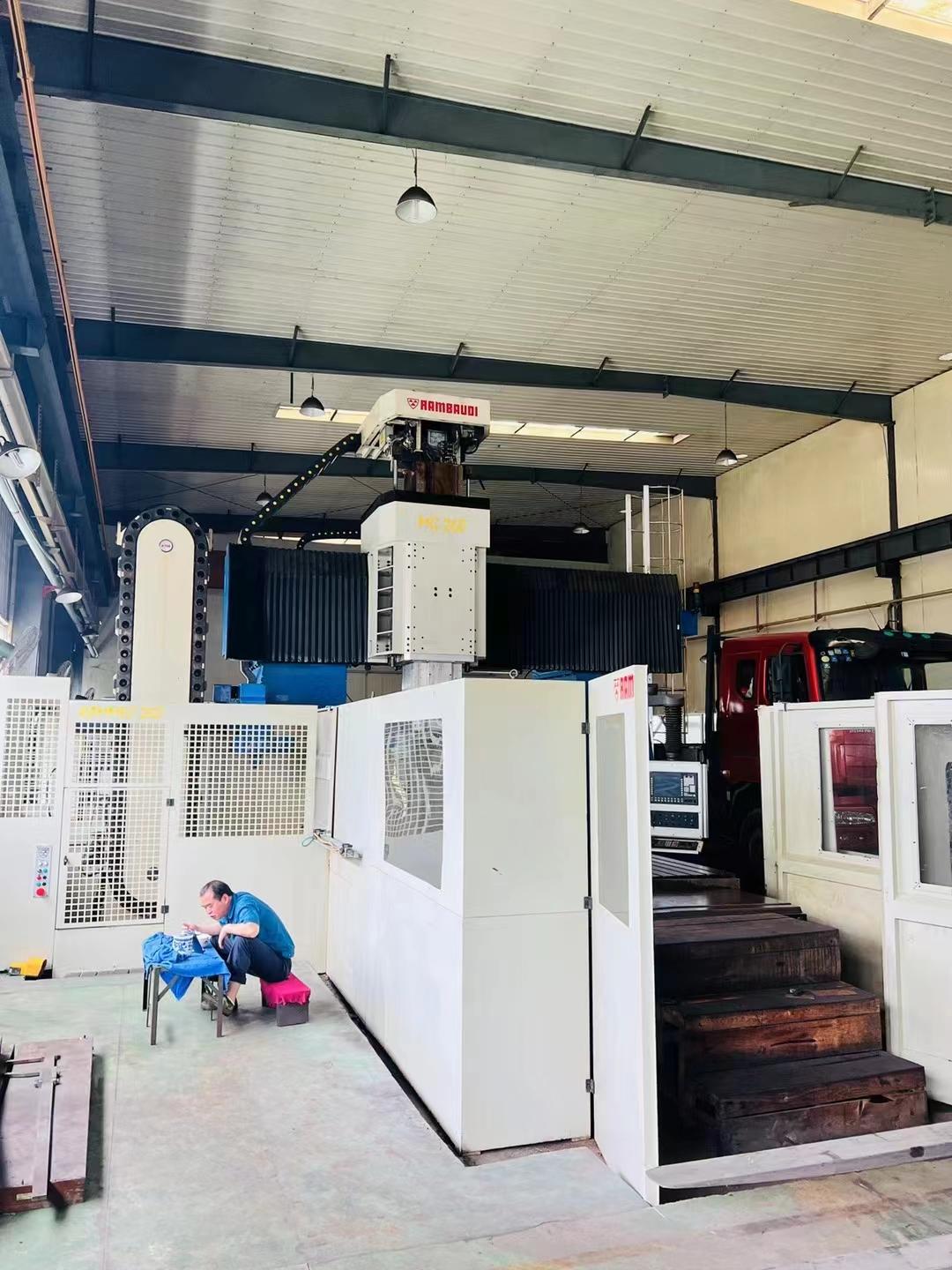 Pentahedral machining center