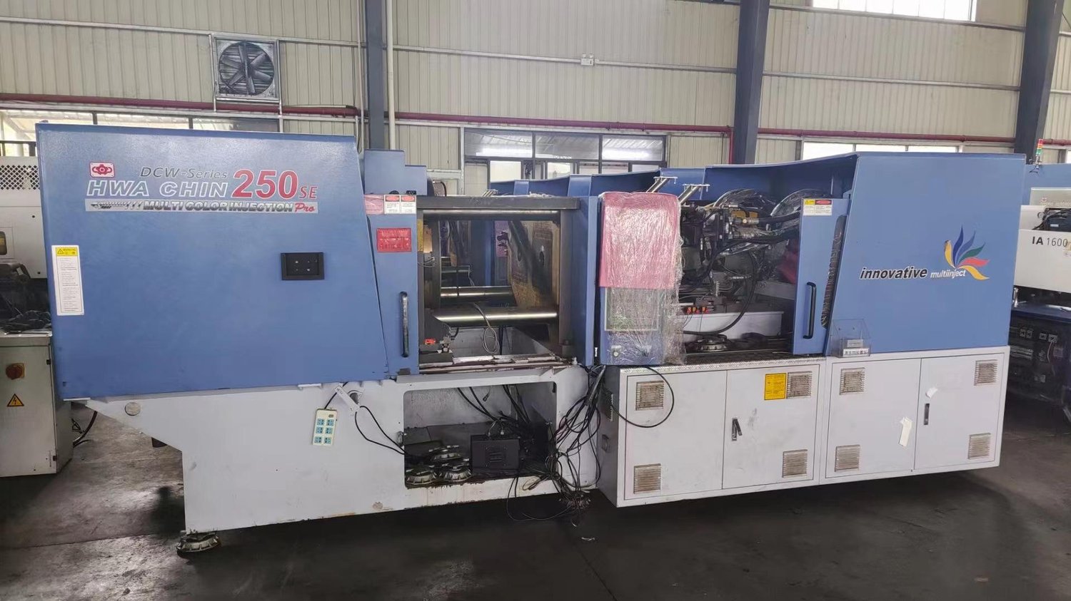 Plastic injection machine