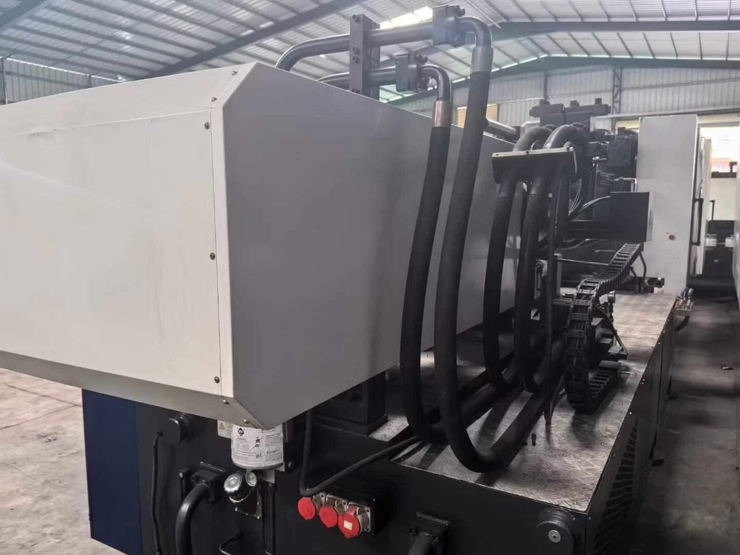 Plastic injection machine