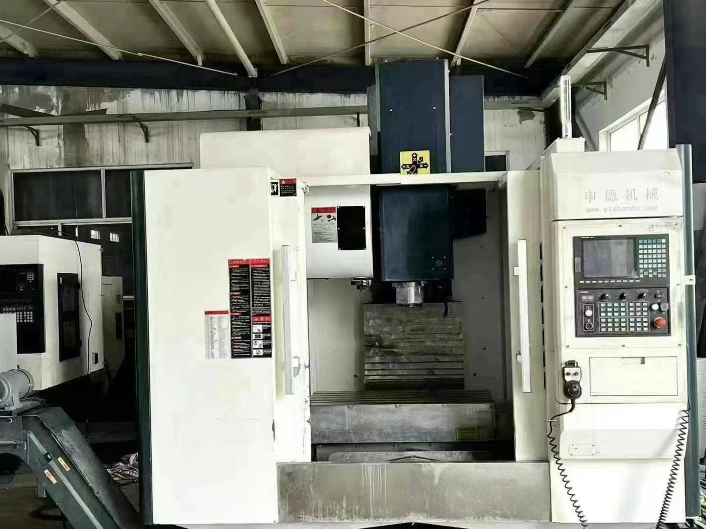 Vertical machining center