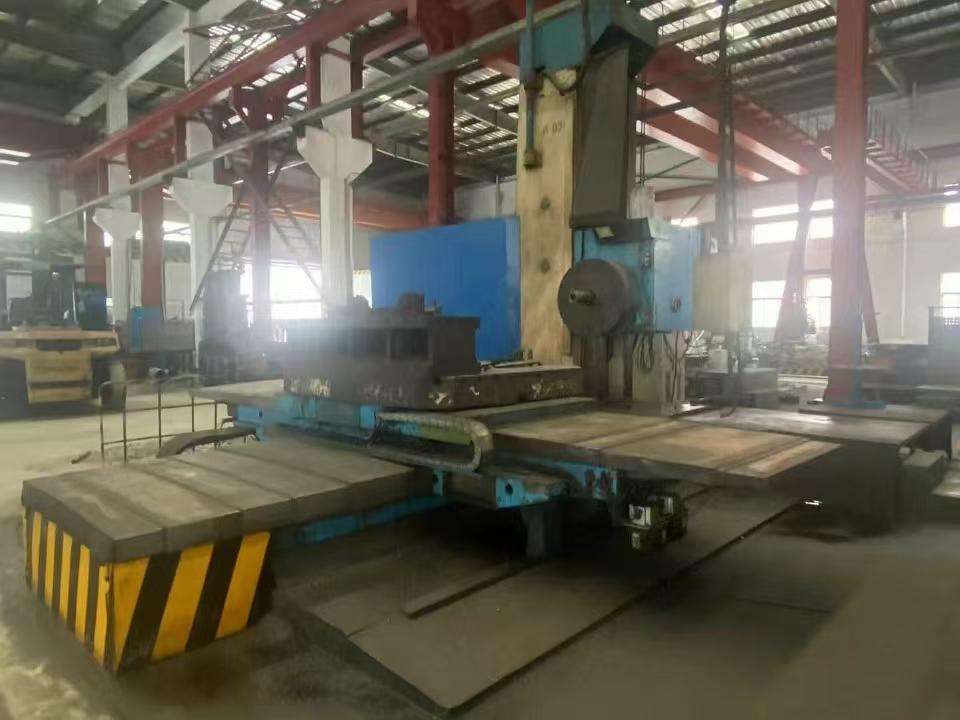 Boring and milling machine