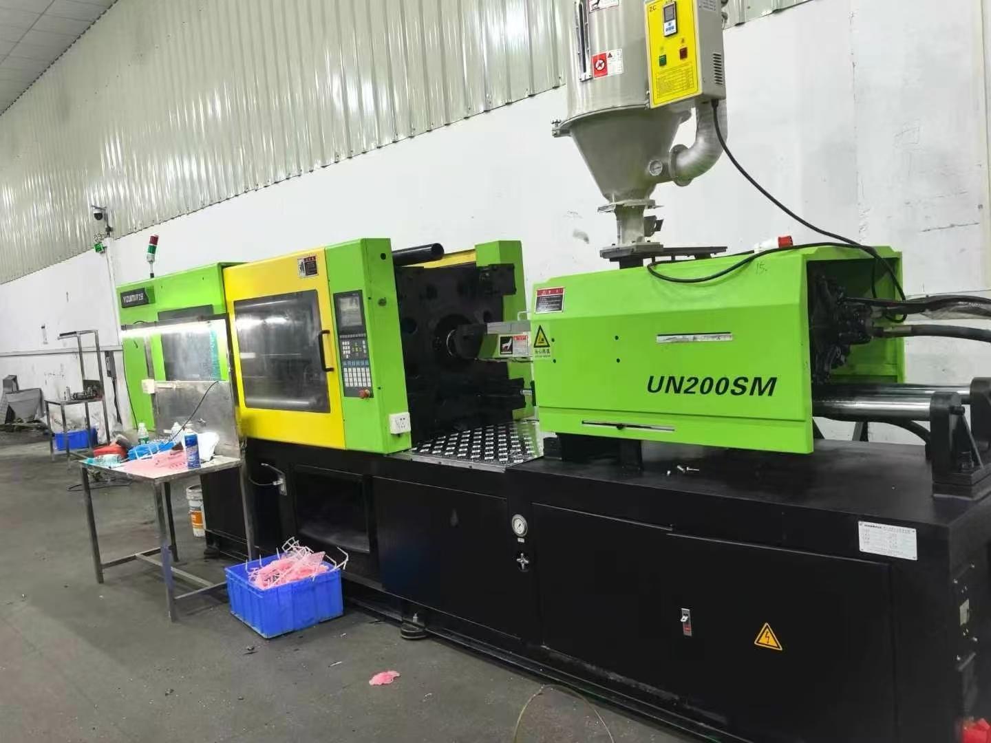 Plastic injection machine