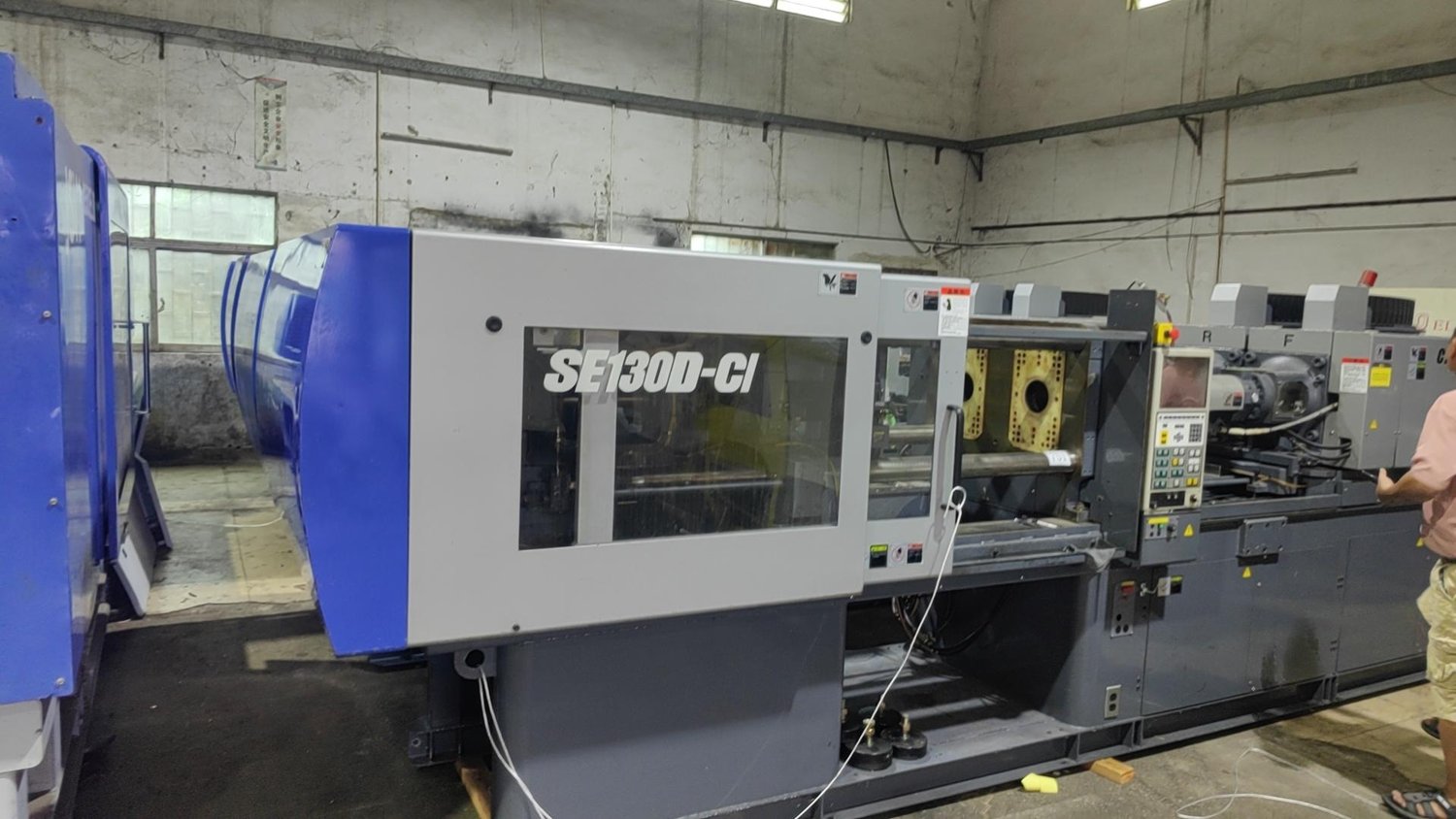 Plastic injection machine