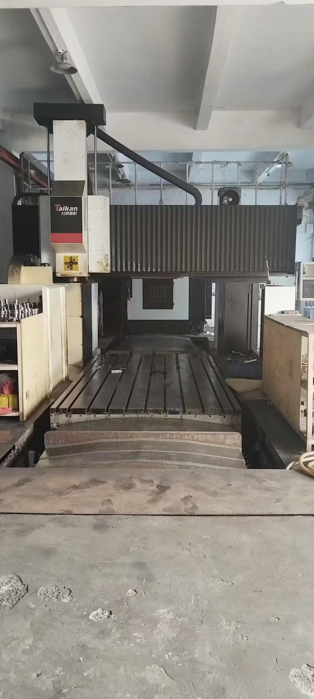 Gantry machining center