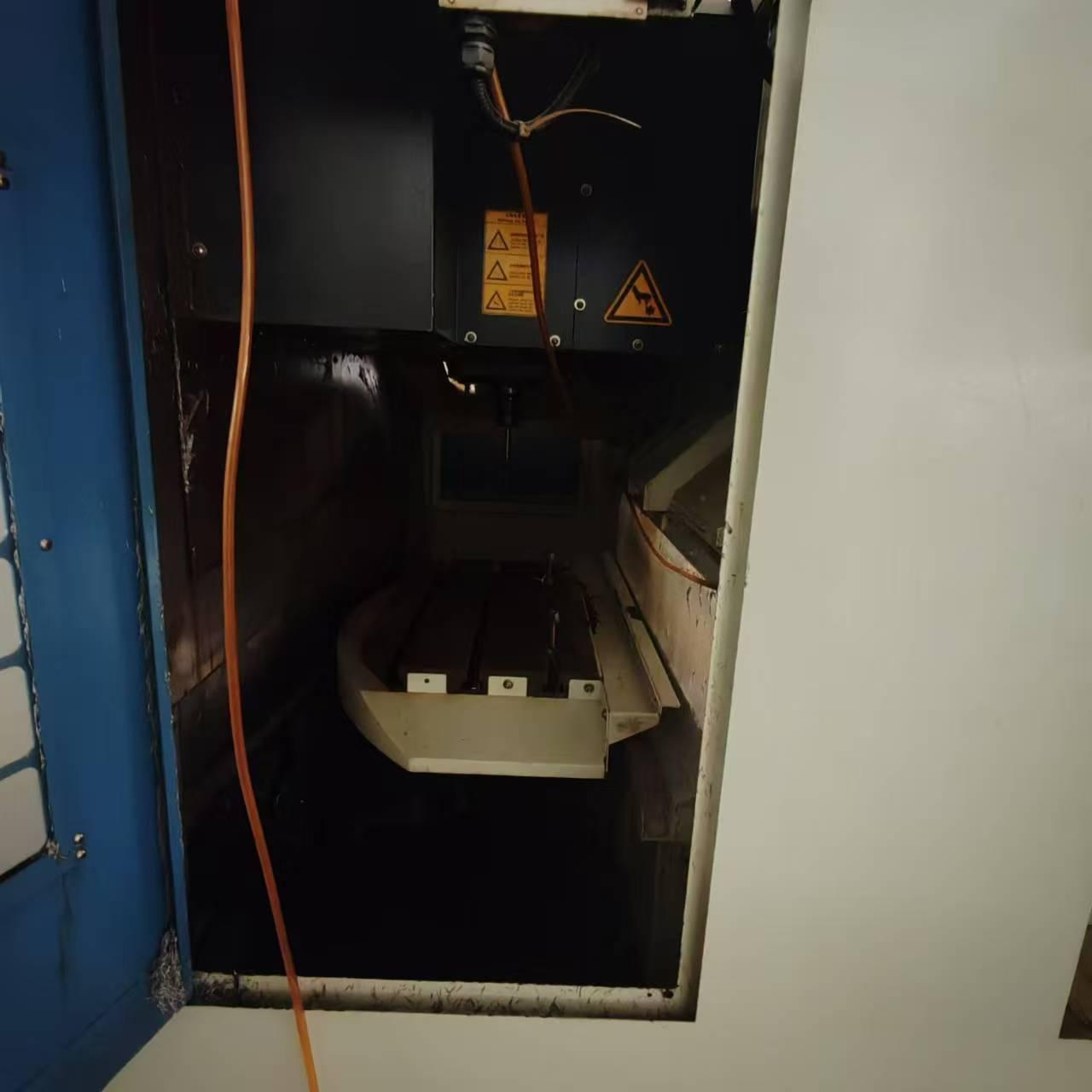 Vertical machining center