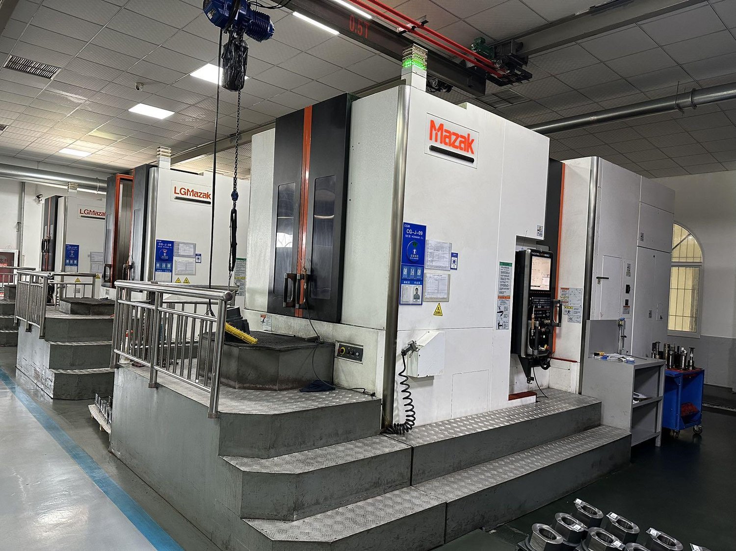 Horizontal machining center