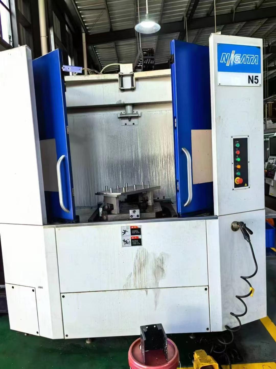 Horizontal machining center
