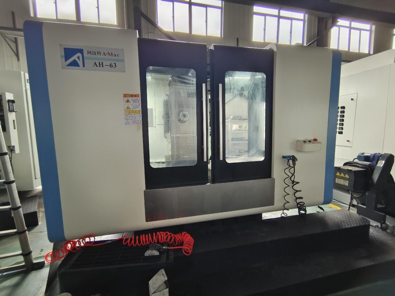 Horizontal machining center