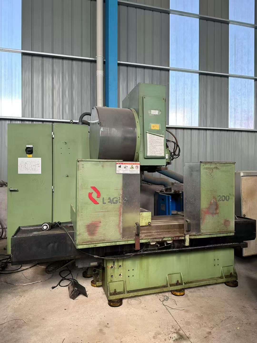 Horizontal boring and milling machining center