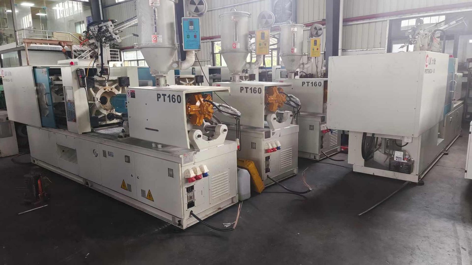 Plastic injection machine