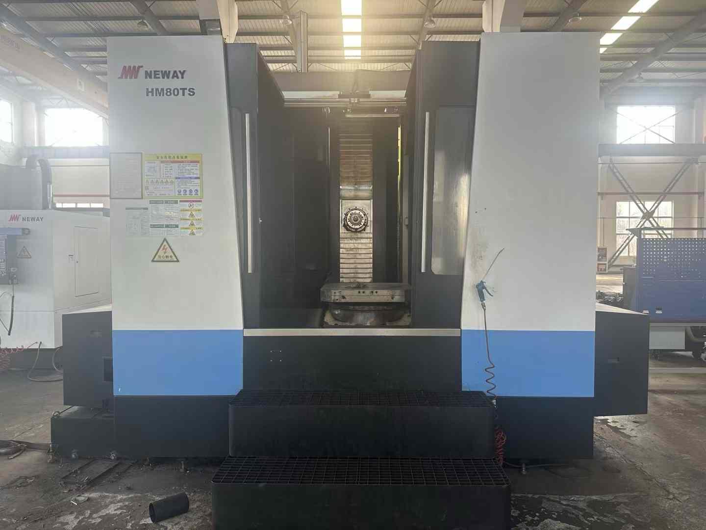 Horizontal machining center
