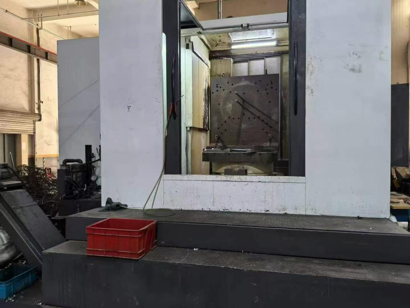 Horizontal machining center