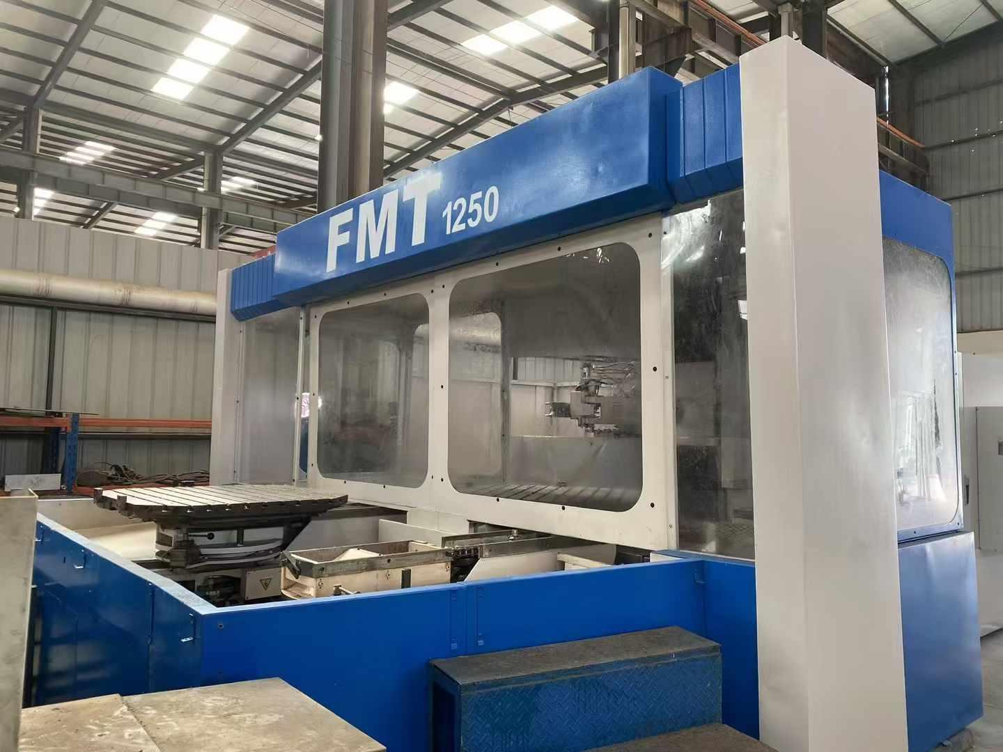 Horizontal machining center