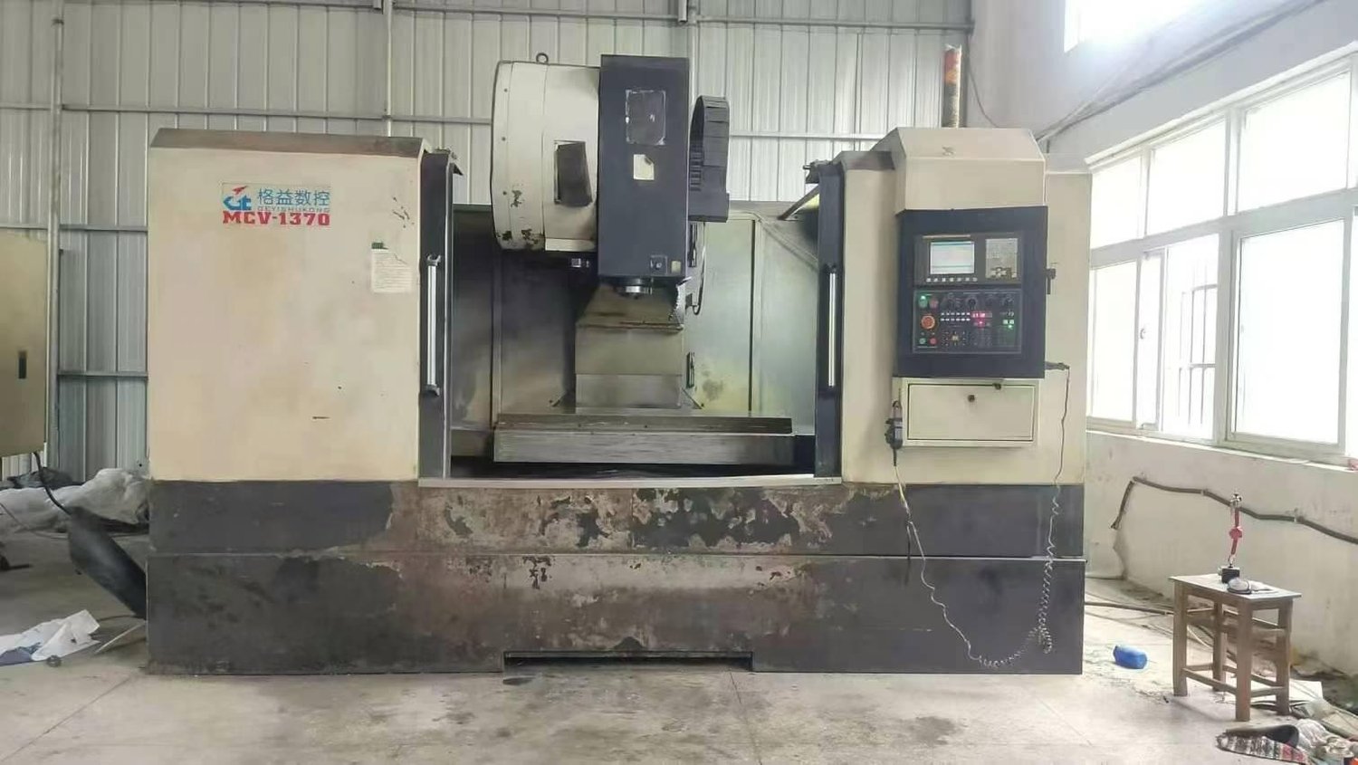 Vertical machining center