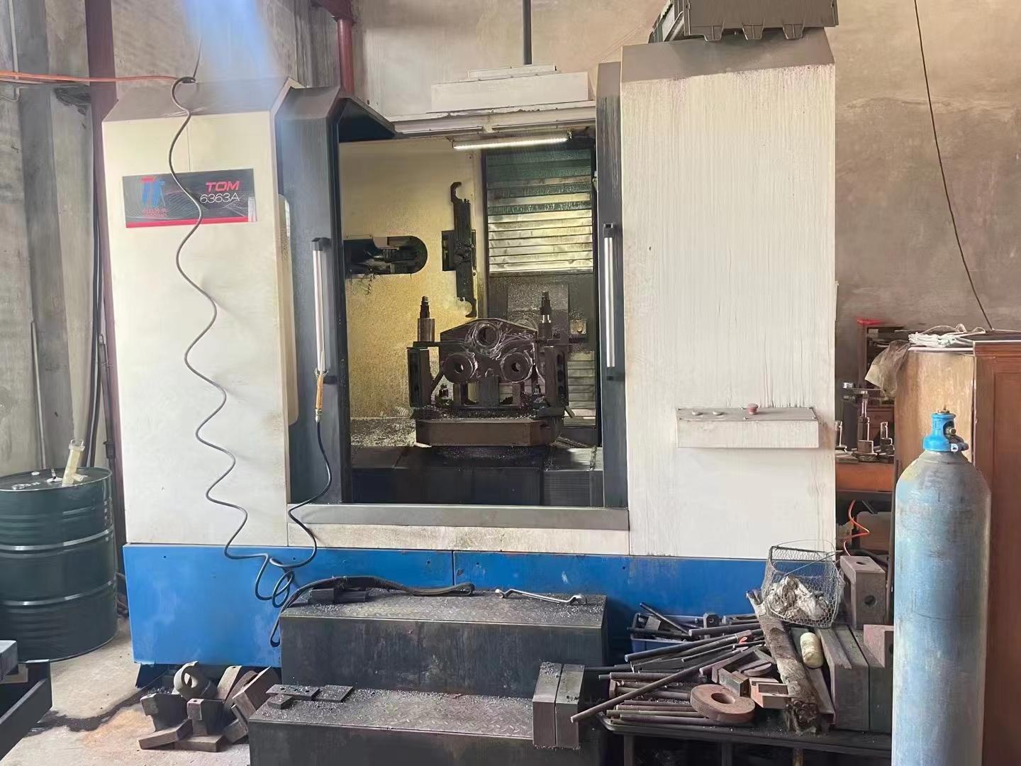 Horizontal machining center