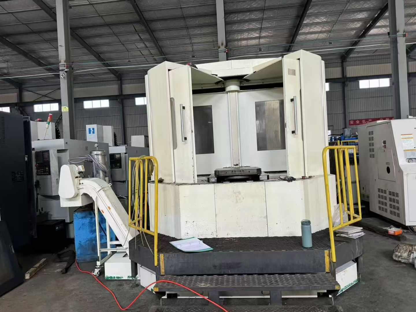 Horizontal machining center