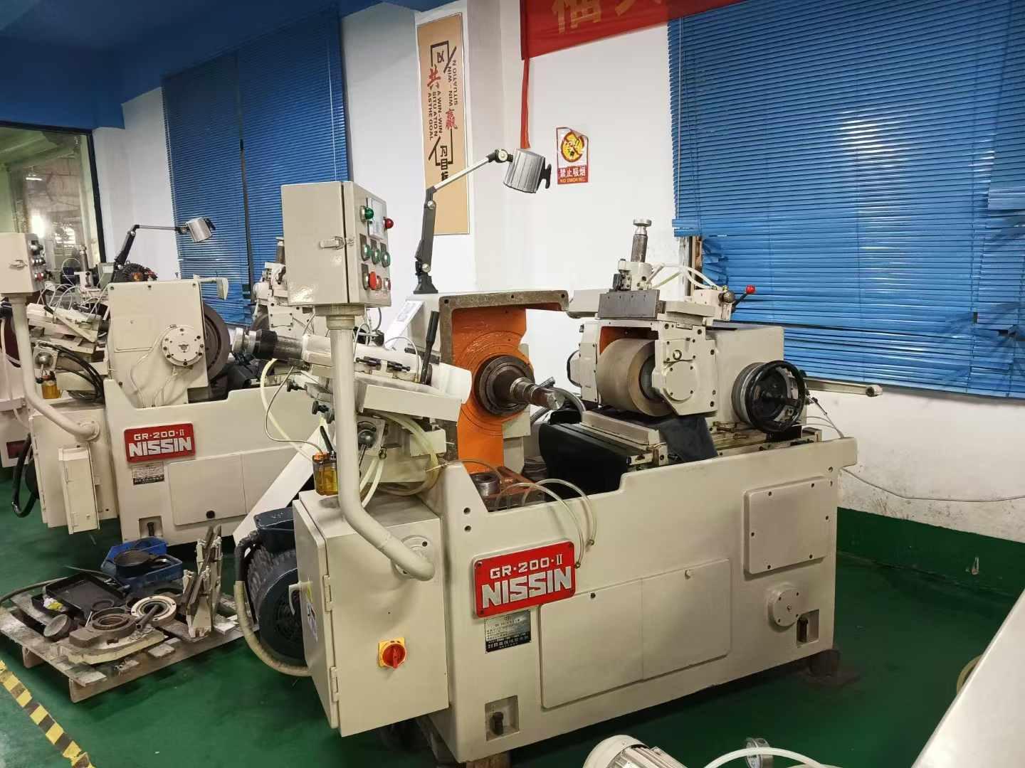 Centerless grinder 