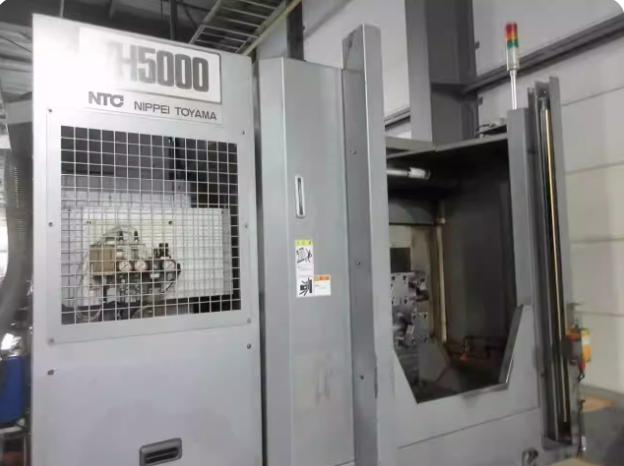 Horizontal machining center