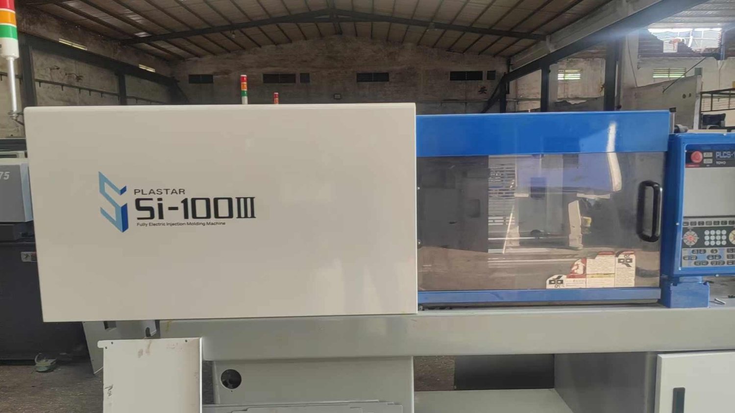 Plastic injection machine