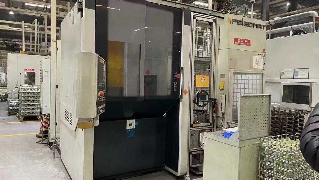 Vertical turning machining center