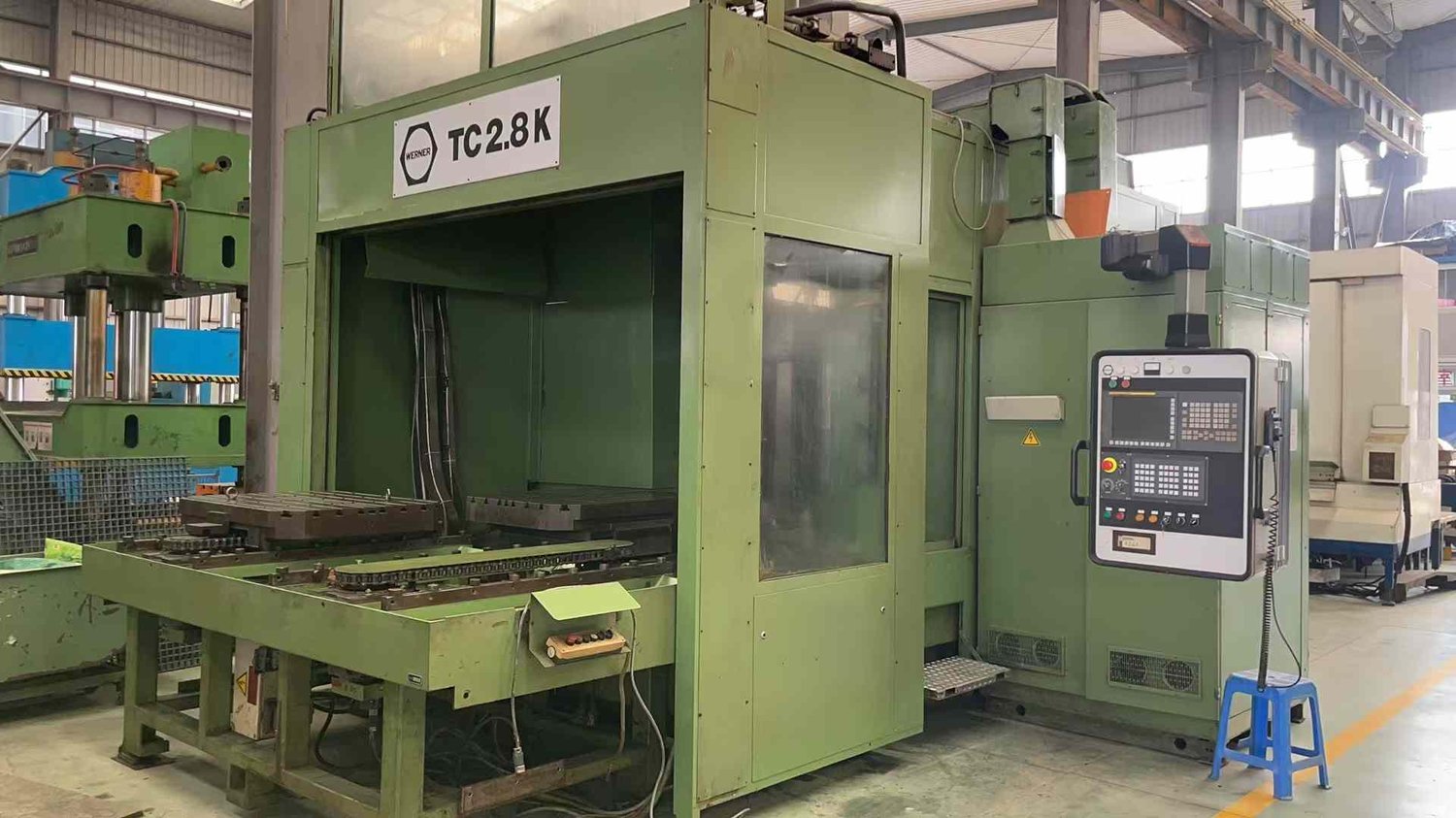 Horizontal machining center