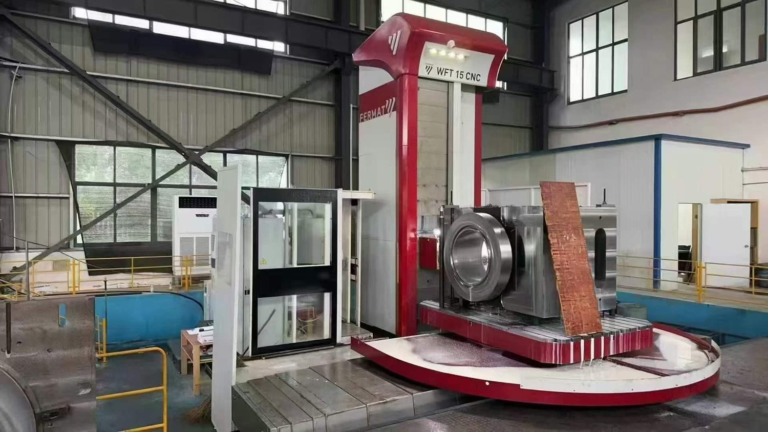 Horizontal boring and milling machining center