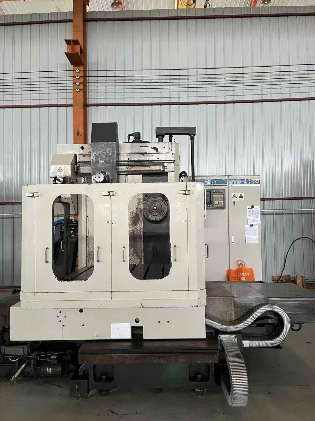 Boring and milling machine