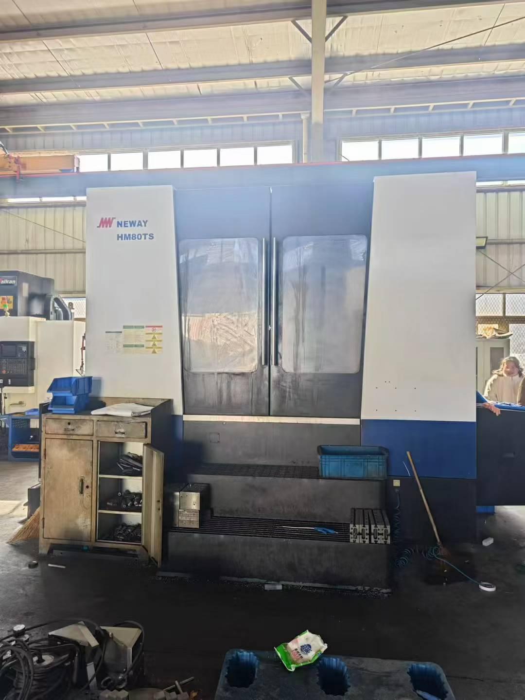 Horizontal machining center