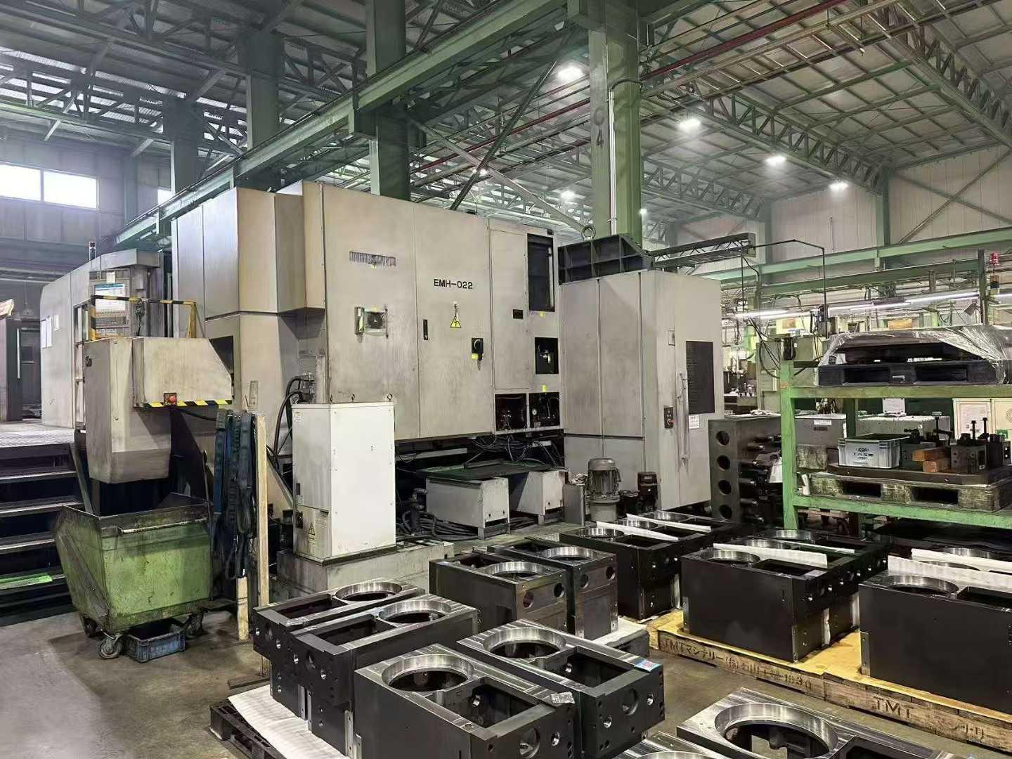 Horizontal machining center
