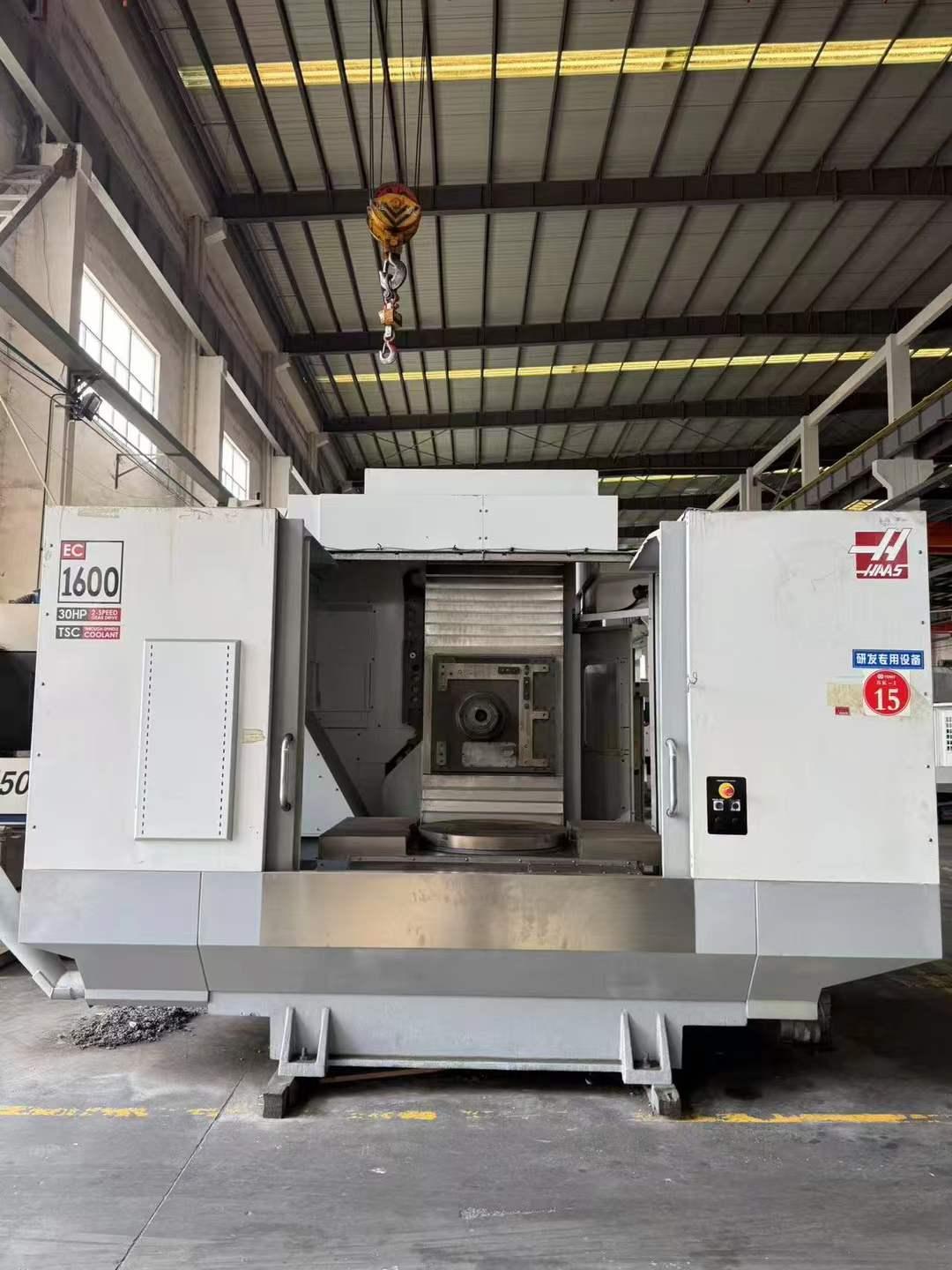Horizontal boring and milling machining center