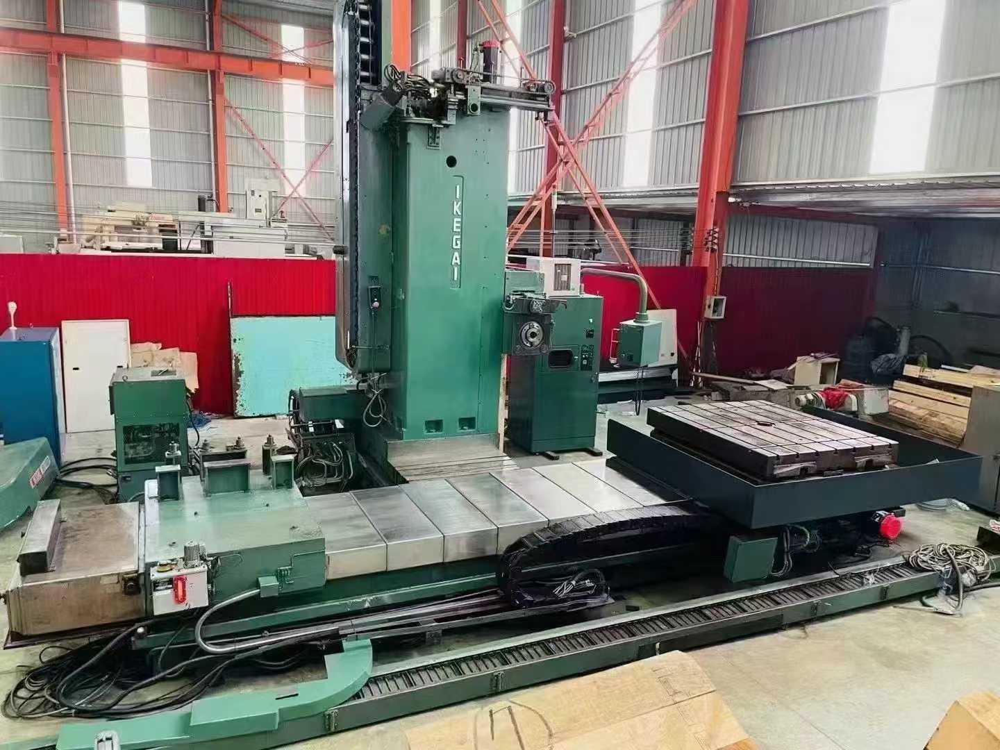 Boring and milling machine