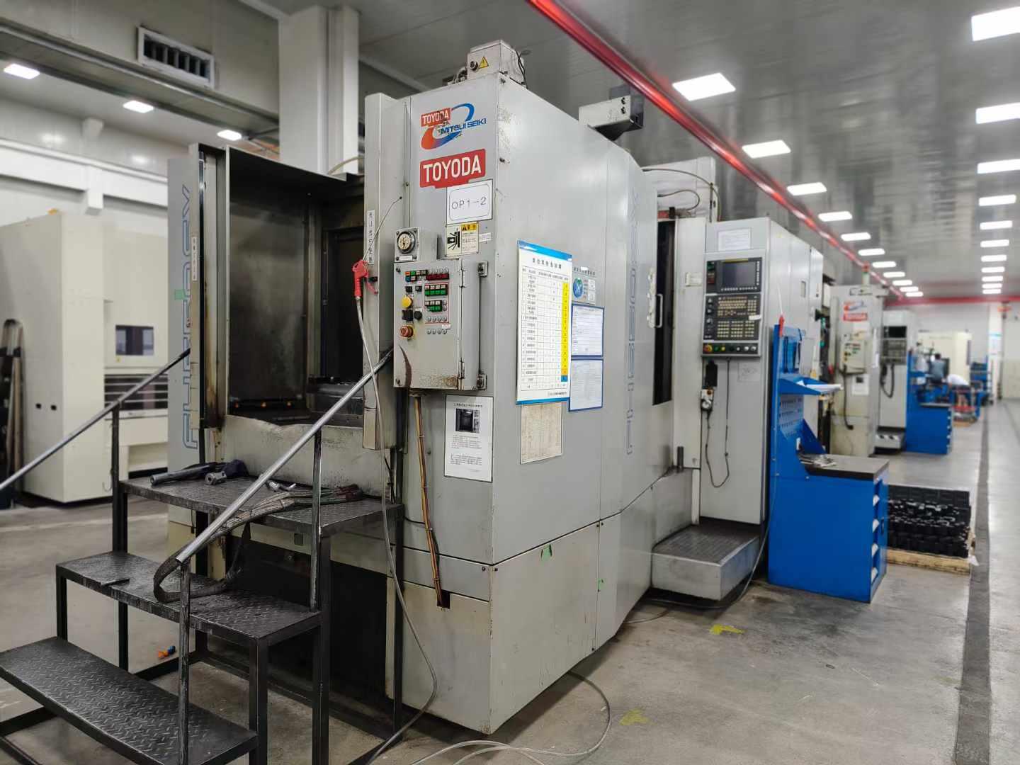 Horizontal machining center